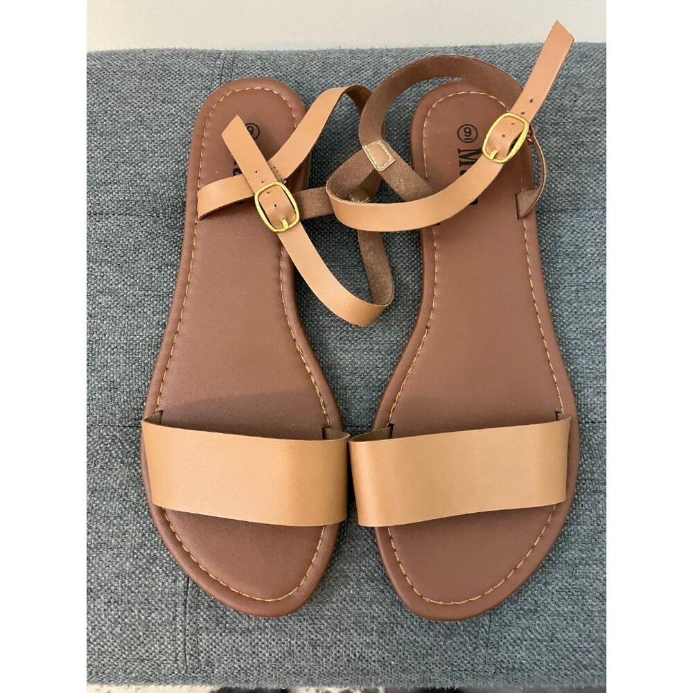 Mata Brown Tan Flat Sandals Size 9
